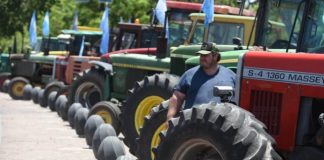 Productores realizaron un tractorazo en el Monumento a la Bandera